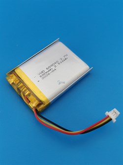 Аккумулятор универсальный литий полимерный li-pol 3.7v вольт 3pin 3 провода с платой + коннектор (разъем фишка) 680mAh 603040 размеры батареи 6х30х40 - фото 208100